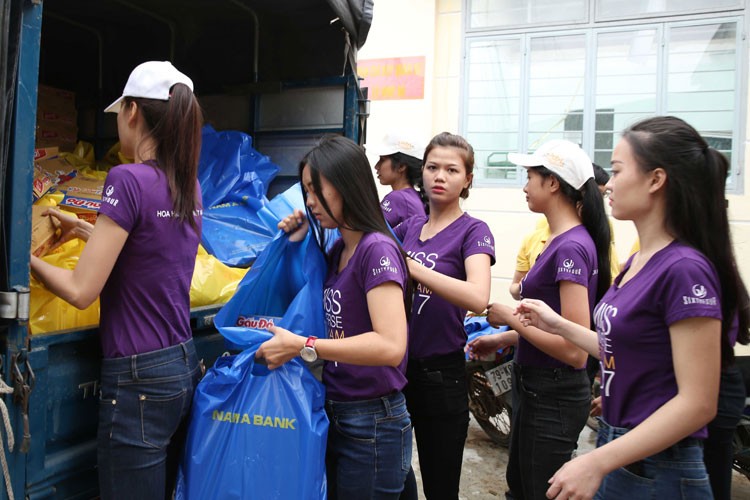 Trước và ngay sau đêm bán kết, các thí sinh  Hoa hậu Hoàn vũ Việt Nam cùng Ban tổ chức đã tham gia tổ chức nhiều chương trình thiện nguyện nhằm động viên và hỗ trợ người dân vùng bão lũ khắc phục hậu quả do cơn bão số 12 gây ra.